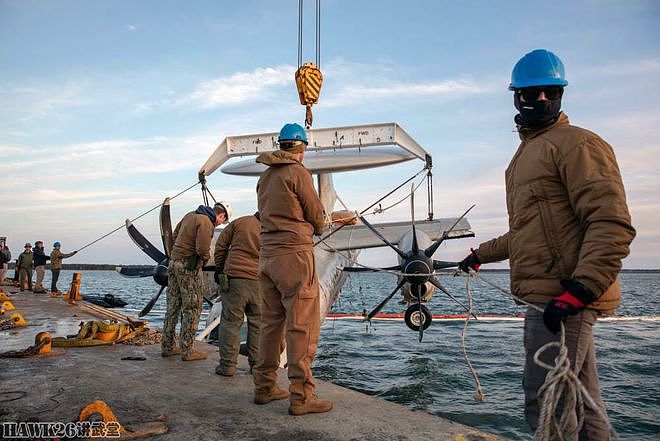 美国坠海E-2D预警机打捞出水 专业团队展现实力 能否修复还存疑 - 10