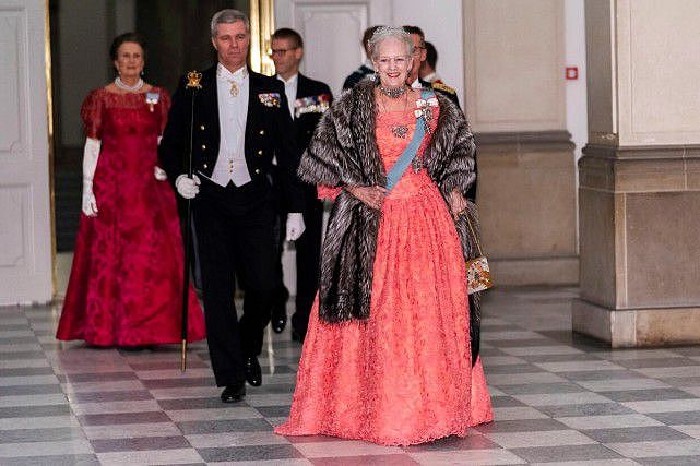 81岁丹麦女王的最新肖像照曝光！蓝裙配王冠很大气，抹红唇不服老 - 6