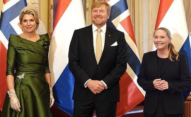 50岁荷兰王后闪耀挪威！为了斗艳硬穿晚礼服，穿一字肩绿裙好高贵 - 11