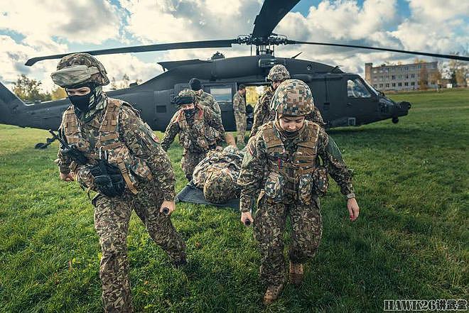 美国拉脱维亚秋季联合演习 把担架抬上救护直升机 还有这么多讲究 - 18