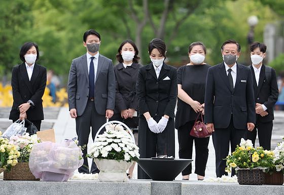 韩国美女第一夫人拜访前夫人权良淑！穿一身黑色亮相，五官太精致 - 1