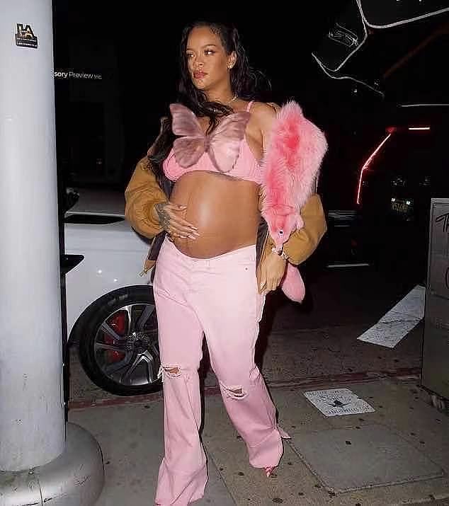 蕾哈娜抓住机会秀9个月孕肚！穿粉色胸衣露肚皮，狐狸皮草太个性 - 7