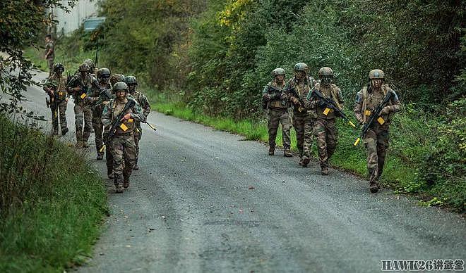 法国第35步兵团反恐训练 深入树林搜剿武装分子 依靠的只有HK416 - 3