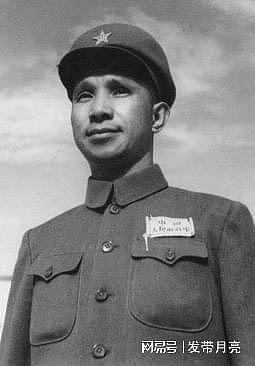 1942年粟裕收到两盒烟，看到后脸色大变：撤退有日军埋伏 - 1