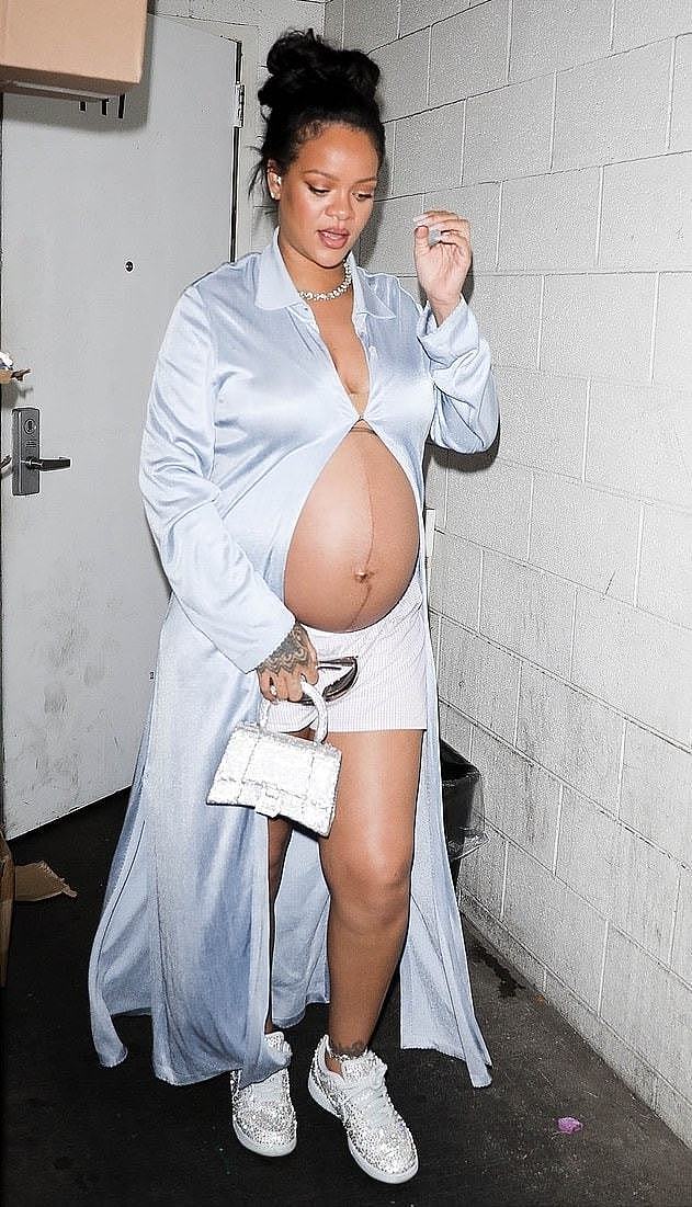 蕾哈娜孕期大秀又吸睛！丝绸衬衫当裙穿，系一粒扣露出9个月孕肚 - 6