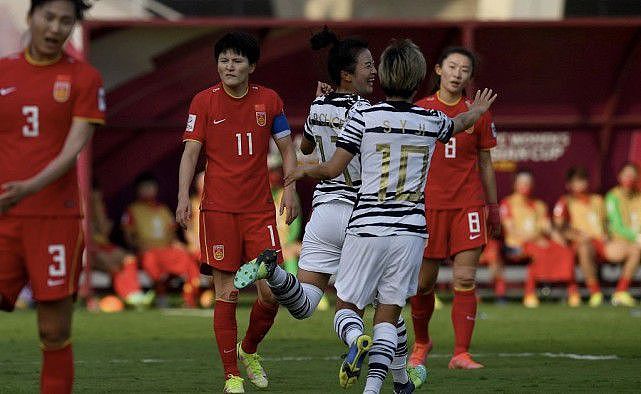 0-2！中国女足亚洲杯陷入绝境！后防线被打穿，补时手球被判点球 - 1