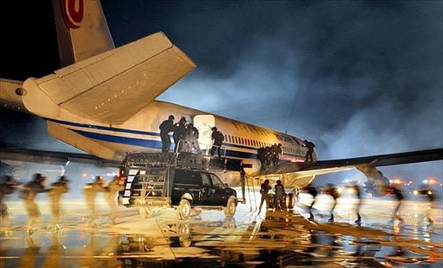 国航981航班遭劫，男子威胁不飞汉城就炸机，被机长一脚踹下飞机 - 6