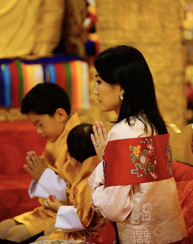 不丹王后最新亮相庆祝32岁生日！穿粉裙嫩如18，可惜单人照显落寞 - 3