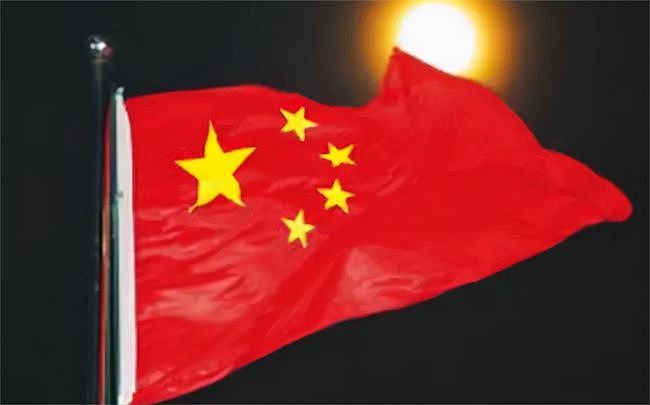 此国没国旗，想用中国国旗代替，遭拒后在国旗上写下8个汉字 - 2