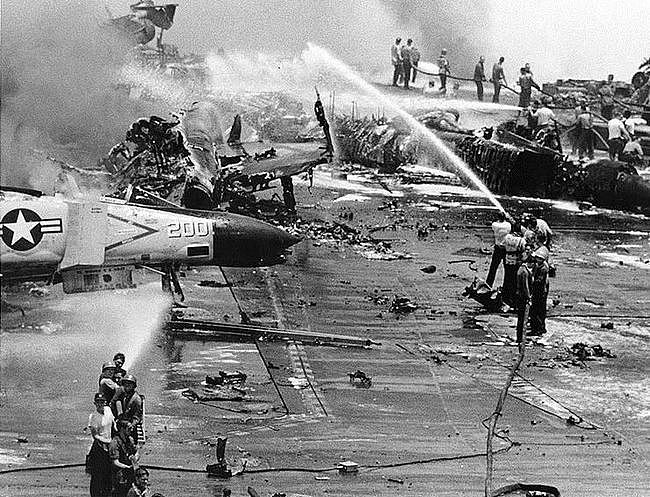历史上最惨烈的美军航空母舰甲板爆炸事故记录 - 3