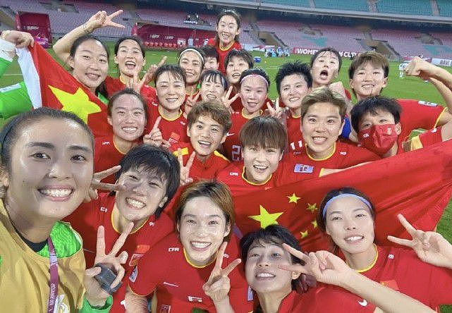 欢迎亚洲杯冠军回家！女足安全飞抵上海，曝首次与男足同酒店隔离 - 3