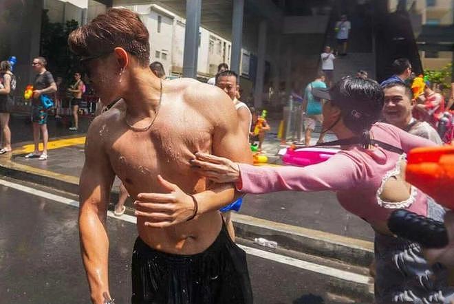 泰国泼水节男女上演狂野盛宴，场面一度失控... - 1