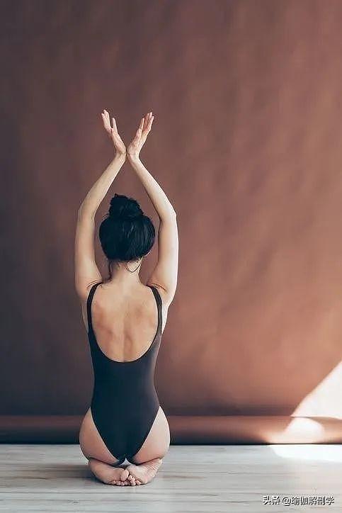 10个瑜伽塑形动作，开肩、美背、瘦肚子，一次帮你搞定 - 3