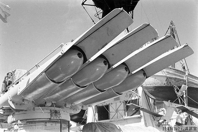 二战美国海军驱逐舰上的四联装鱼雷发射管 水兵坐上面用肉眼瞄准 - 2