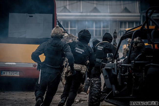 直击：波兰宪兵特别行动部队解救人质演习 霰弹枪破窗 冲上公交车 - 3