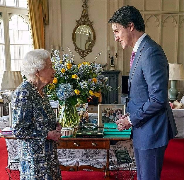 95岁英女王新冠恢复后首次会见宾客！穿印花蓝裙驼着背，令人心疼 - 2