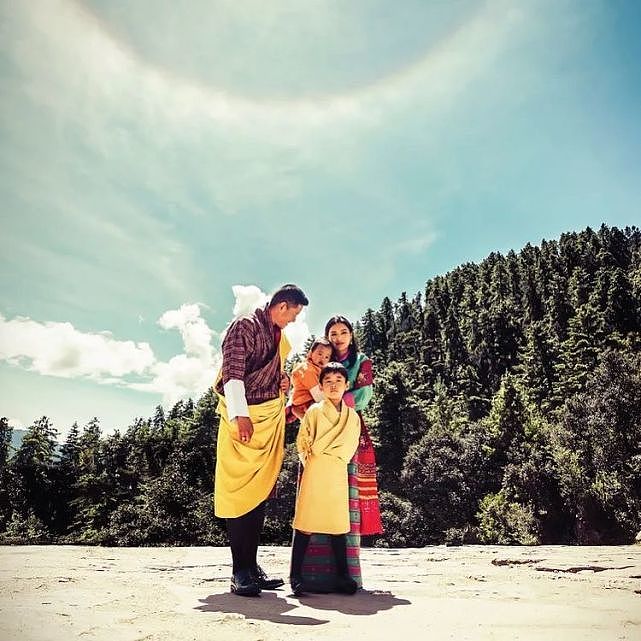 不丹王后结婚10周年纪念日！夫妇俩逛机场，甜蜜互动浪漫如初恋 - 6