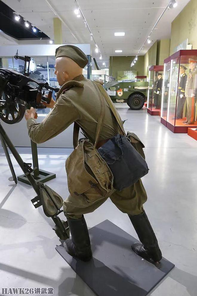 俄罗斯博物馆为高射机枪配备模特 展现射手紧张状态 准备随时开火 - 6