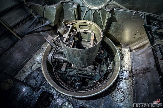 钻进图-16轰炸机 乌克兰博主冒险进入纪念碑 探索神秘的内部结构 - 20