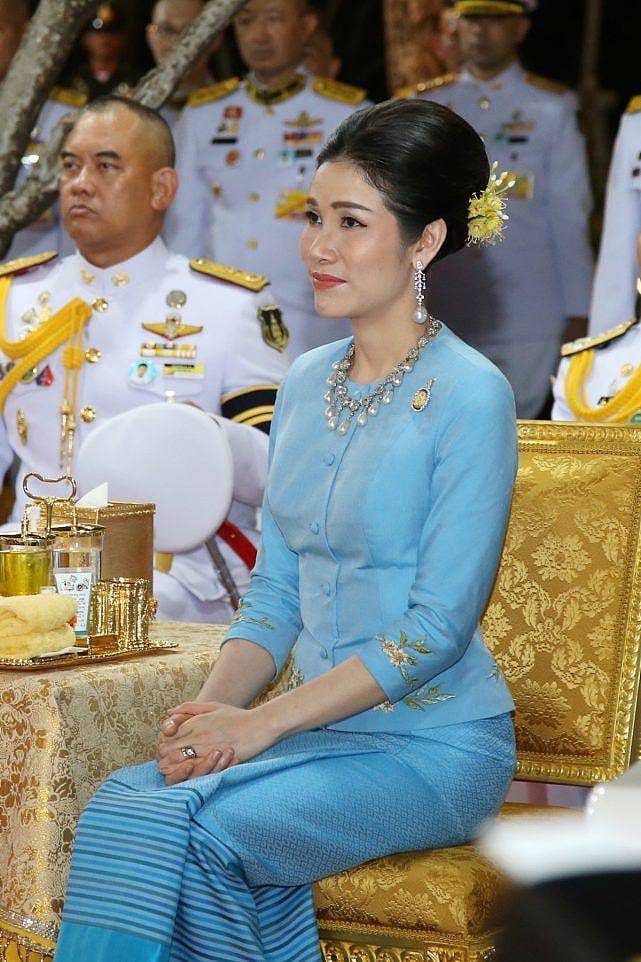 泰国乌汶叻公主竟是学人精！效仿诗妮娜戴鲜花，粉白配嫩出新高度 - 9