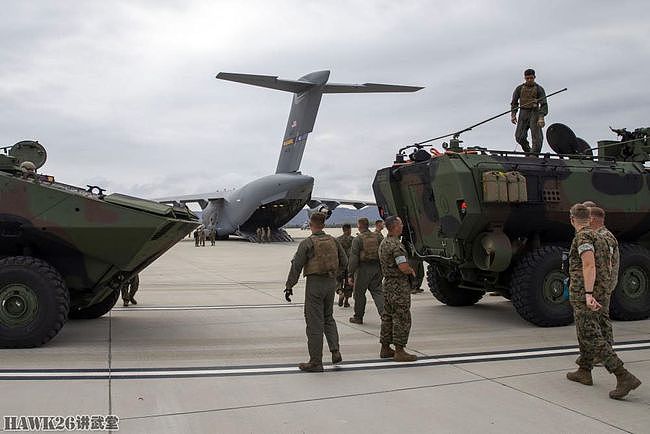 美国海军陆战队两栖战斗车辆ACV空运演习 女兵引导驶入C-17货舱 - 2