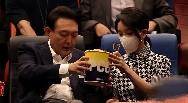 韩总统夫妇亮相宴请明星！第一夫人穿千鸟格惊艳出场，高调秀恩爱 - 8