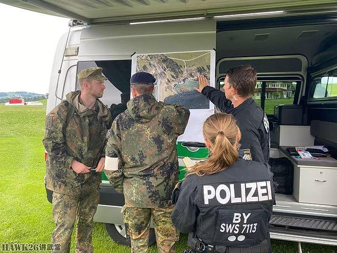 德国军警举行联合反恐演习 搜剿逃入山地的恐怖分子 装甲车很重要 - 5