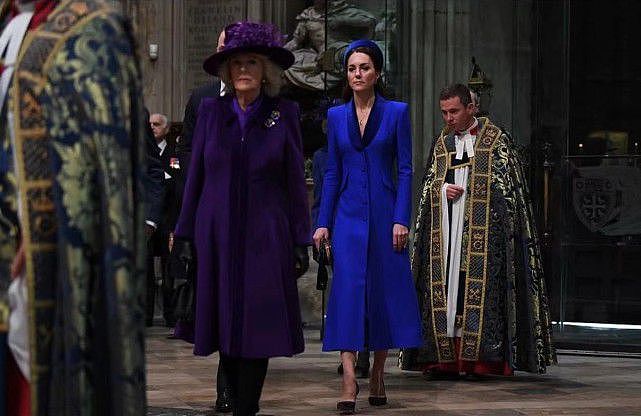 74岁卡米拉风头十足！穿碎花裙似老奶奶，紫色大衣反衬出王后风范 - 13