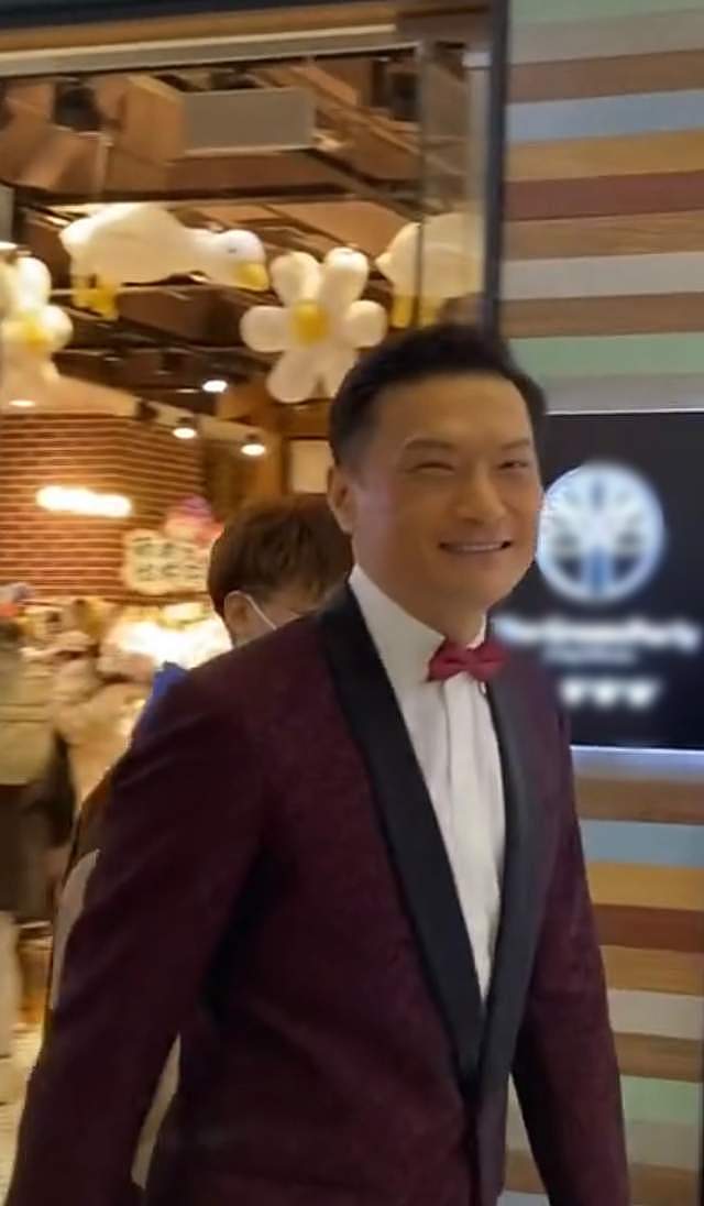 54岁前TVB男星露面，现身简陋商演人气高，为自闭症儿子息影多年 - 3