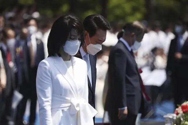 韩国新总统上任后首次陪老婆散步！第一夫人穿白西装真美，太嫩了 - 6