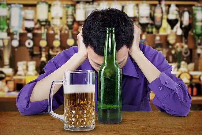 以为不喝大酒就不伤身了？3万多人研究显示，常喝小酒大脑会衰老 - 4