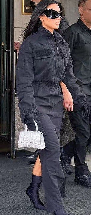 金卡戴珊的蝙蝠女造型好酷拎35万元的手提包，倒三角身材扭成S型 - 6