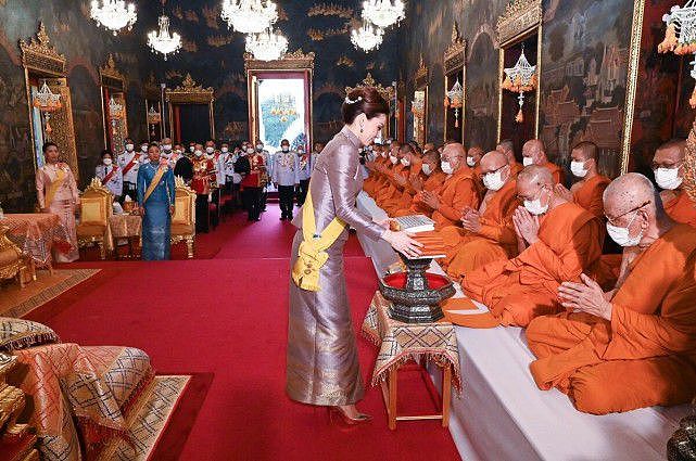 泰国王室的“三朵金花”齐亮相！苏提达穿银裙，大小公主风情万种 - 1