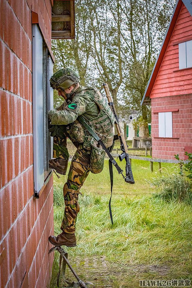 荷兰机械化步兵营实战演习 强悍女兵充当机枪手 工兵拿电锯破门 - 11