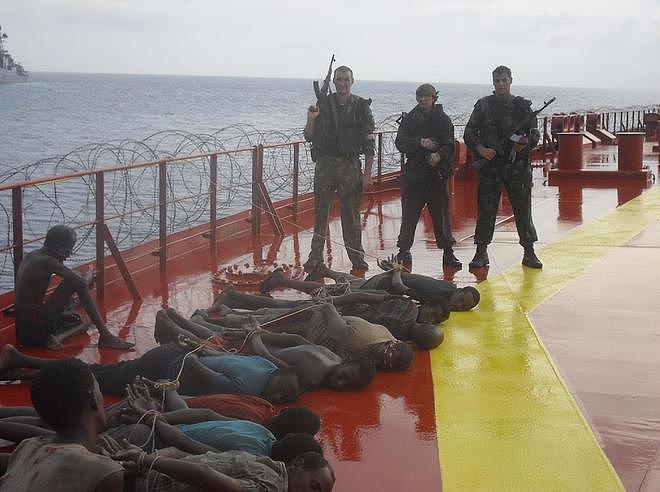 2010年俄罗斯油轮驶往中国，途中遭遇海盗，俄总统：出动海军救人 - 12