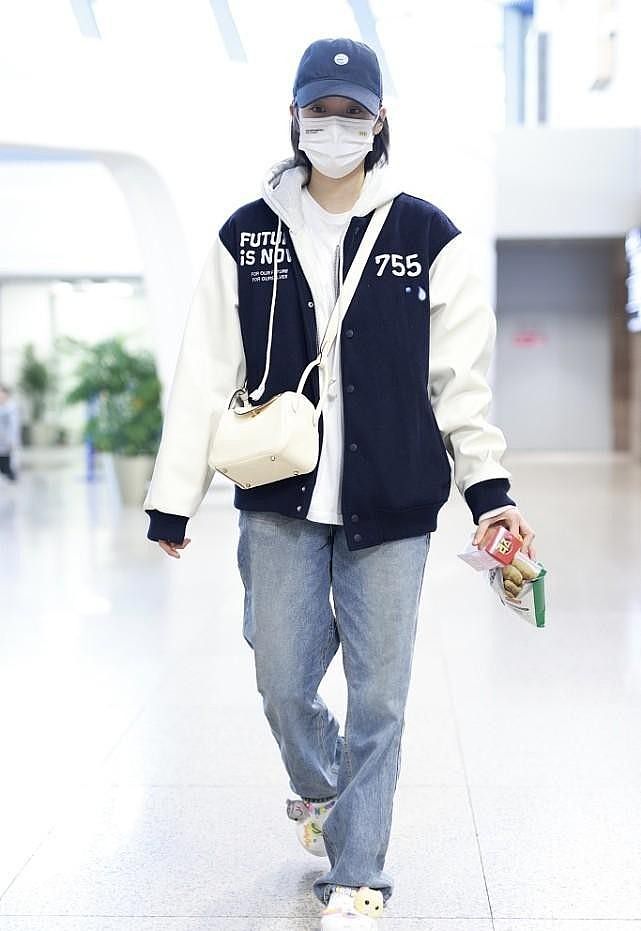 欧阳娜娜终于回台北了，穿男友装走机场，拿着韩国零食走路太卡通 - 2