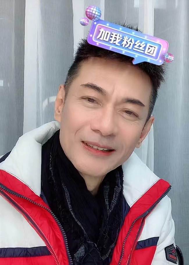 59岁江华宣布复出后首直播，滤镜下瘦到两颊凹陷，透露未来将带货 - 4