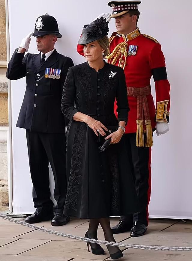 最受女王宠爱的儿媳，一改低调，穿着加急赶制的礼服参加女王葬礼 - 5
