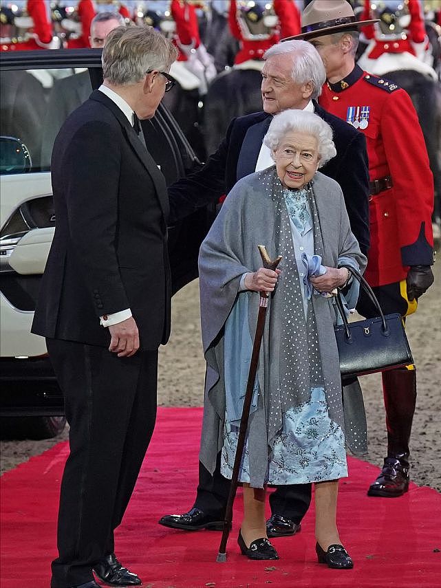 96岁英国女王闪耀亮相庆典仪式！拄着拐杖也好优雅，阿汤哥也来了 - 1