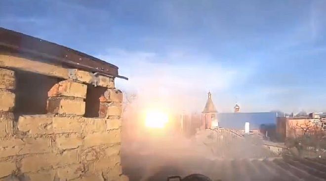 乌克兰亚速营射手躲屋顶偷袭俄军 5秒击毁履带式步兵坦克 - 4