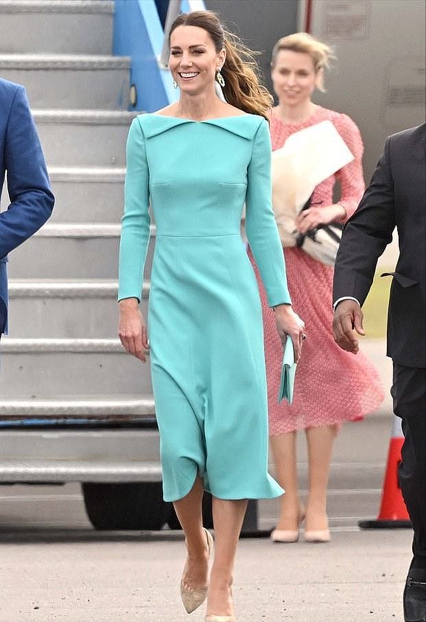 凯特抵达最后一站巴哈马！穿海蓝色好清新，造型师一身粉裙更优雅 - 8