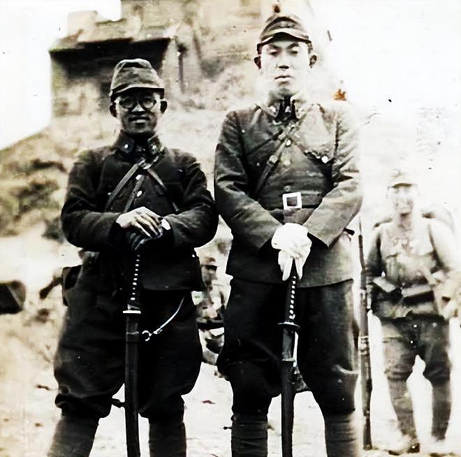 1937年，日军进村找“花姑娘”，一个日本兵冒死救下6个女人 - 6