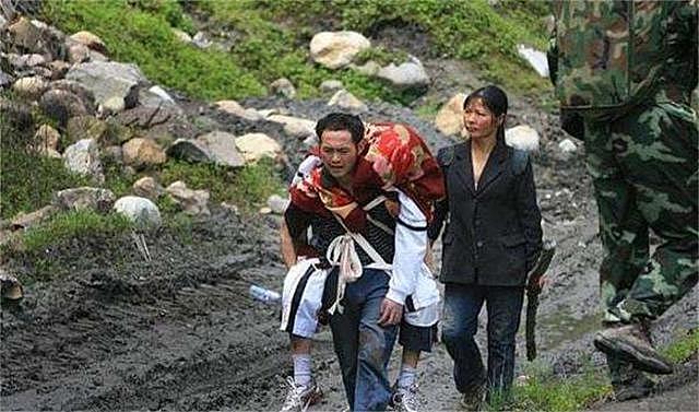 08年汶川大地震后，程林祥背着儿子遗体走25公里，坚决带儿子回家 - 14
