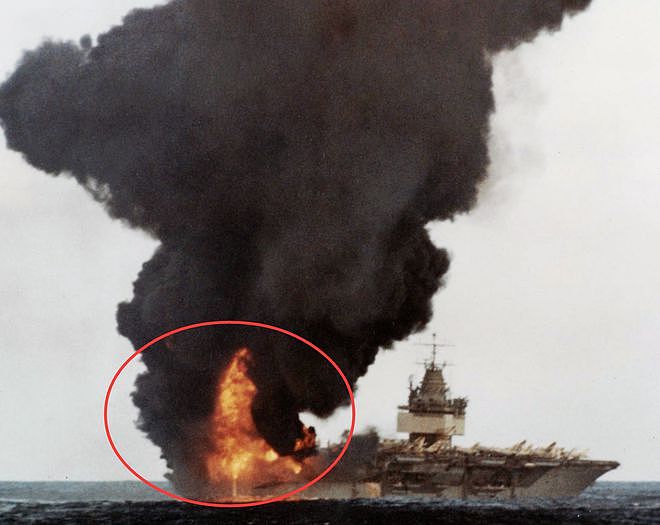 伤亡341人烧毁15架战机！美国第一艘核动力航母，曾差点葬身火海 - 1