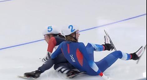太危险！韩国速滑女将摔倒，冰刀直撞对手身上！网友：黄大宪附体 - 3