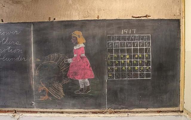 “尘封”100多年的黑板，被建筑工人发现！板书依旧鲜艳清晰 - 9