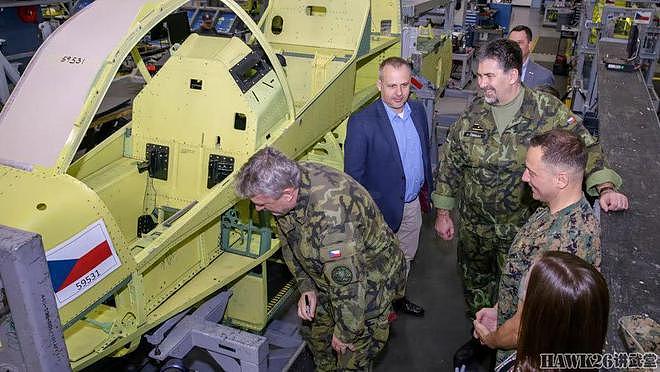 捷克接收第一架AH-1Z“蝰蛇”引进美国武装直升机总价6.5亿美元 - 3