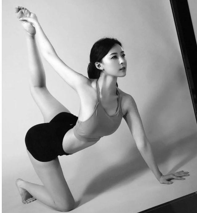韩国瑜伽老师，常年运动的她，实力展现“筋开腰软” - 3