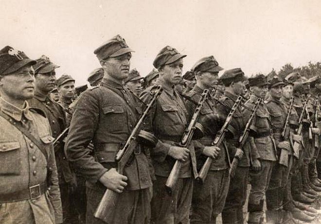盘点二战期间，各国官兵配备的作战帽 - 15