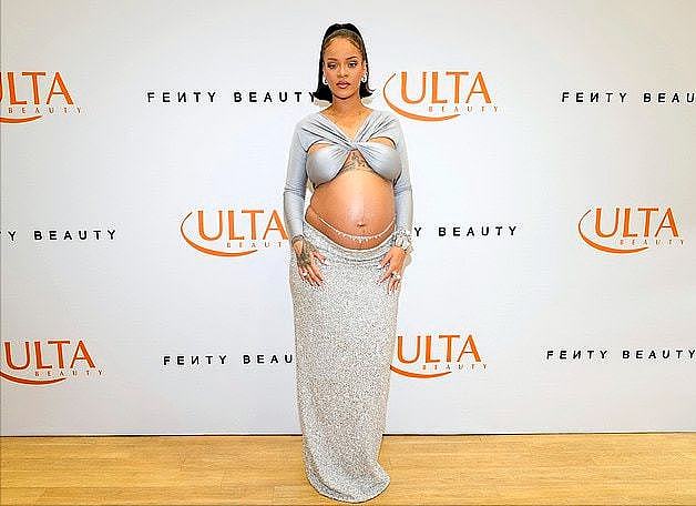 蕾哈娜孕妇造型又美到我！穿银色鱼尾裙露肚皮，8个月孕肚太吸睛 - 5